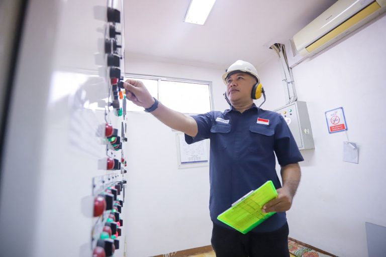 Pengawasan di Ruang Panel IPA Buaran,  PT Air Bersih Jakarta